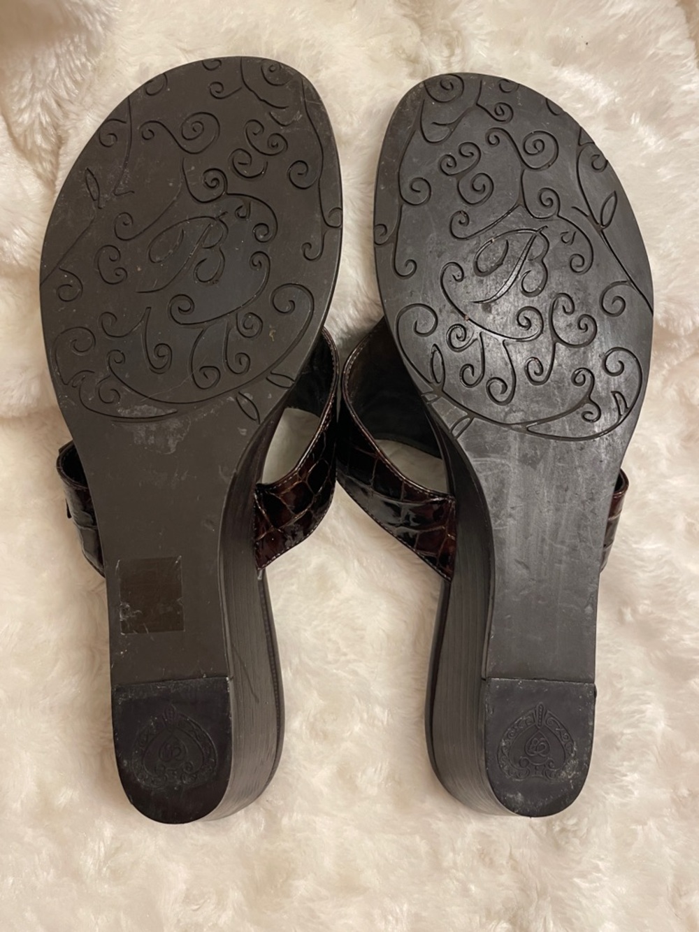 Brighton "Lark" Wedge sandal crocodile embossed thong - Picture 3 of 9